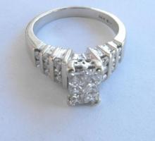 Beautiful 1.6 cttw Diamond Engagement Ring