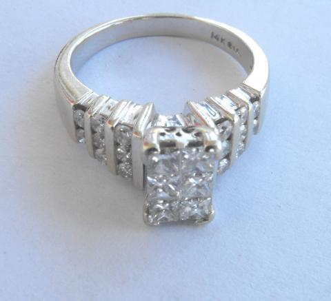 Beautiful 1.6 cttw Diamond Engagement Ring