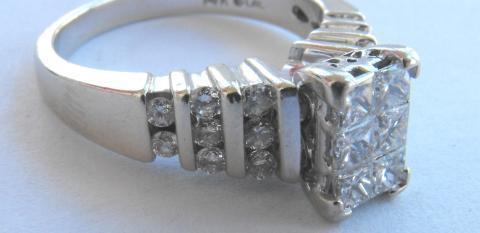 Beautiful 1.6 cttw Diamond Engagement Ring
