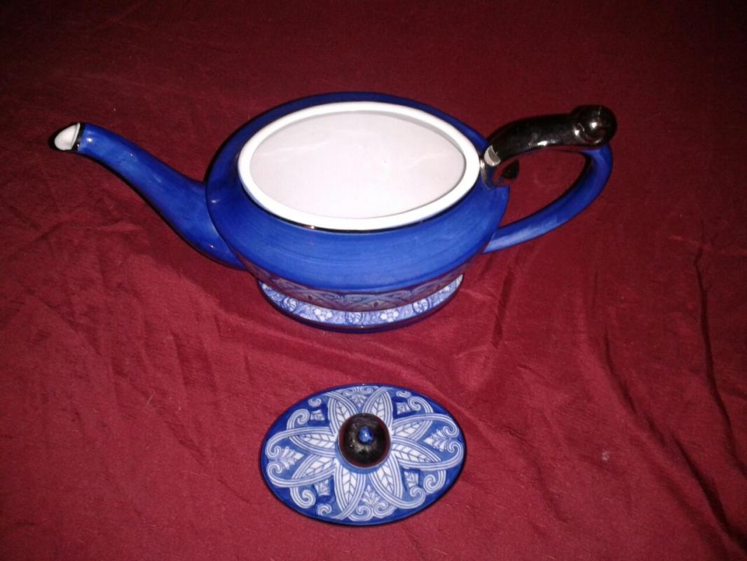 Stunning Teapot for your collection