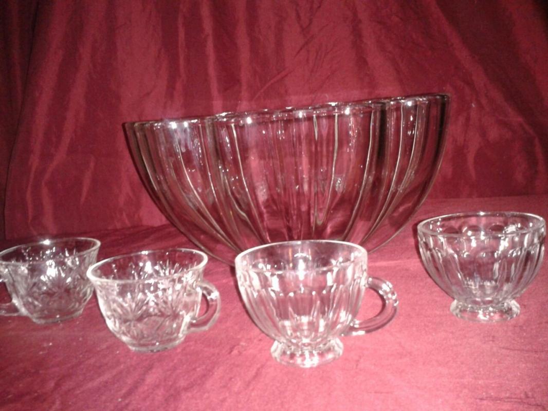 Vintage Punchbowl and 20 cups