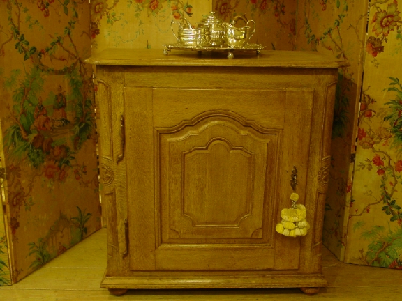 18th. cent. French Oak Confiturier/Cupboard/buffet