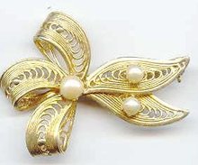 SALE Vintage Pin with cultured Pearls