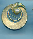 Circle pin with cultured Pearl