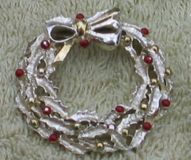 Gerry's Wreath Brooch Pin