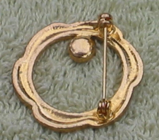 Circle Wreath Pin Brooch