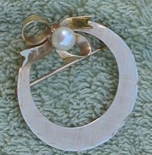 Circle Wreath Ribbon Pin
