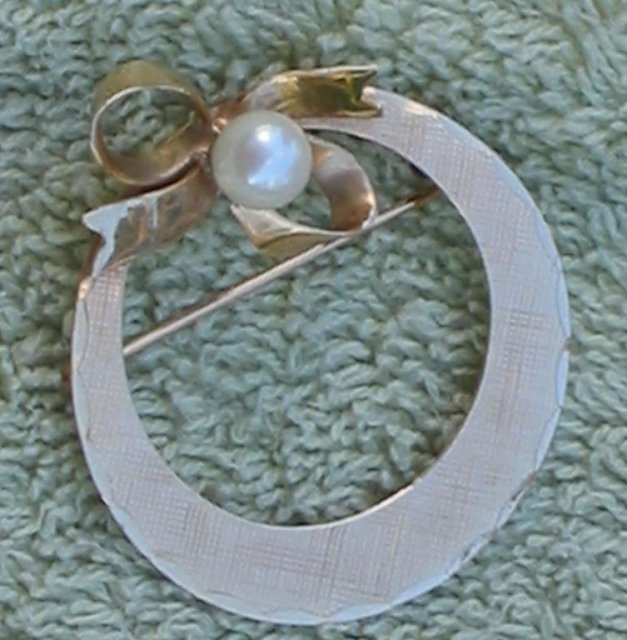 Circle Wreath Ribbon Pin