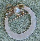 Circle Wreath Ribbon Pin