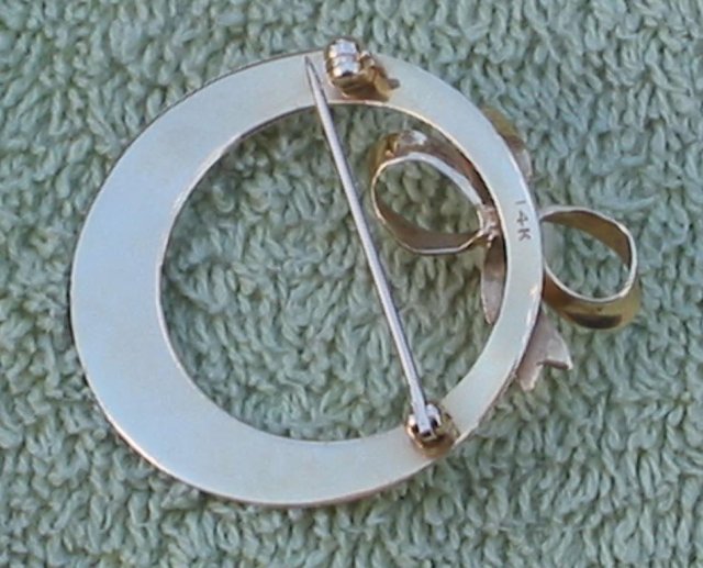 Circle Wreath Ribbon Pin