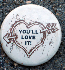 old vintage LOVE IT PINBACK PIN BUTTON