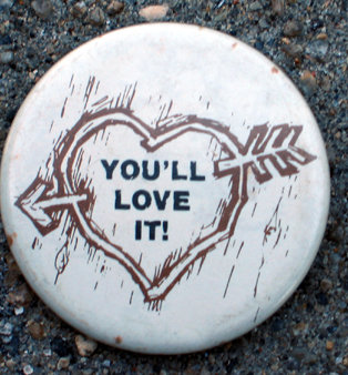 old vintage LOVE IT PINBACK PIN BUTTON