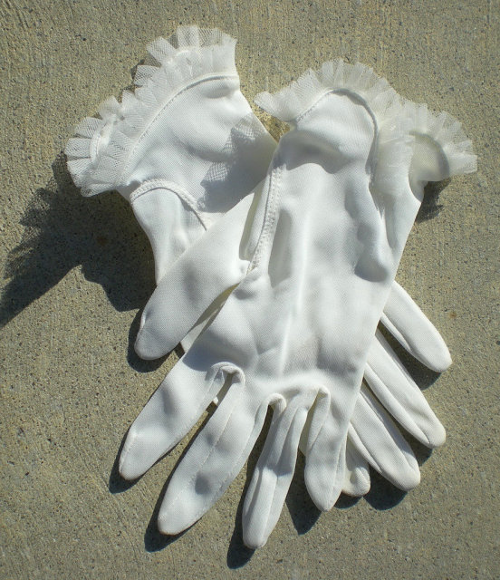 Cream Lace Gloves