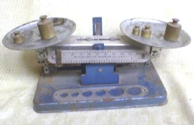 Old BALANCE Scale with Weights Pelouze Mfg. Co.