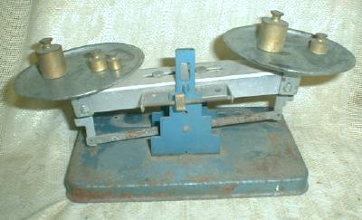 Old BALANCE Scale with Weights Pelouze Mfg. Co.