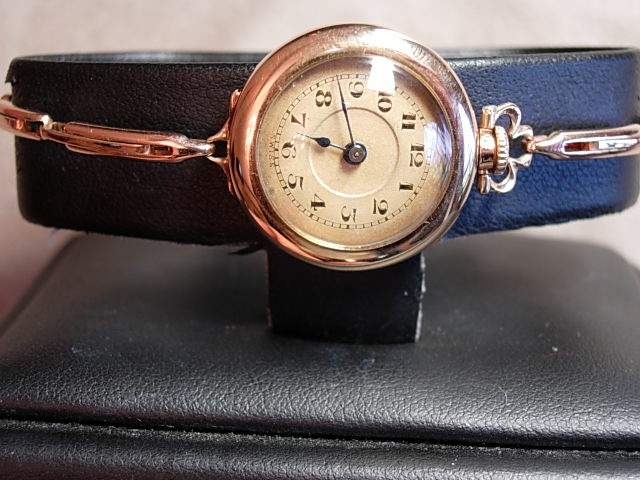 Attractive Circa 1915 14kt Yellow Gold Lady's