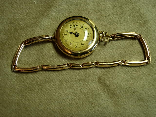 Attractive Circa 1915 14kt Yellow Gold Lady's