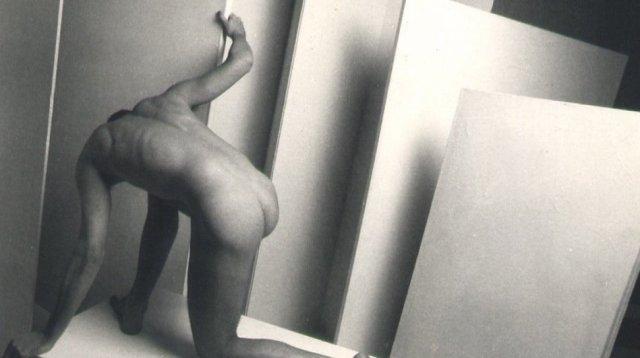 Kim Hanson: untitled (Nude against panels)