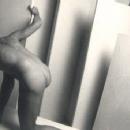 Kim Hanson: untitled (Nude against panels)