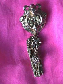 Vict style pin w/seed pearls& tassel drop