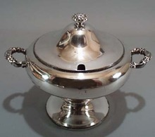 Covered small tureen with spoon opening.