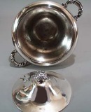 Covered small tureen with spoon opening.