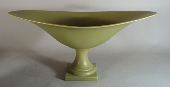 Hyalyn Americas finest porcelain bannana dish
