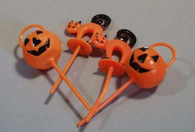 4 Halloween plastic push decorations