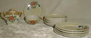 Miniature child's Daisy dinnerware set