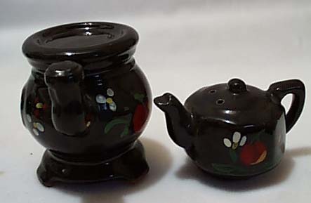 Old Stove & Tea Kettle S & P Shaker Set