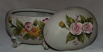 Lefton Porcelain Egg, Delicate roses