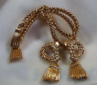 Pin and Earrings Rope Design