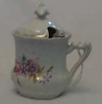 Small lidded porcelain cup,made before 1900