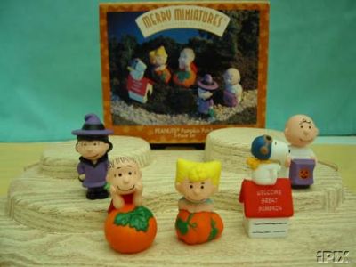 Halloween set of 5 PEANUTS in the PUMPKIN PATCH~Hallmark Merry Miniatures