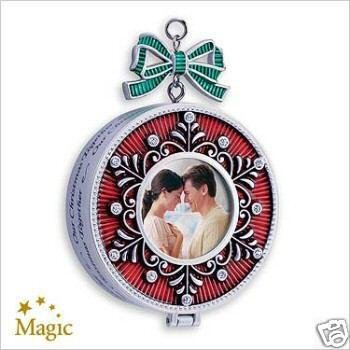 2007 Hallmark LOVING MEMORY LOCKET~Photo Holder~Music~Christmas Ornament