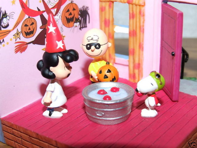 2009 Hallmark A HALLOWEEN PARTY~Peanuts Gang~Great Pumpkin