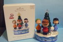 2010 Hallmark MERRY CHRISTMAS, CHARLIE BROWN! Magic Ornament Peanuts