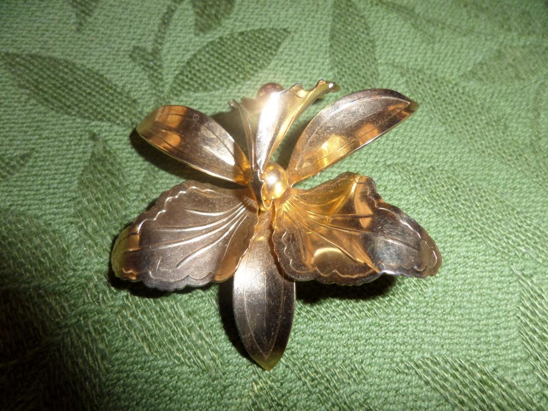 Goldtone tulip brooch