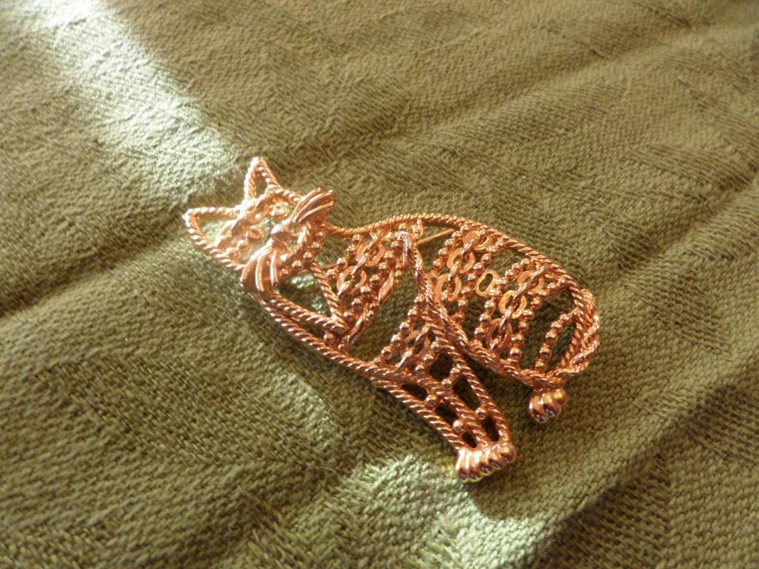 GOLD TONE CAT BROOCH