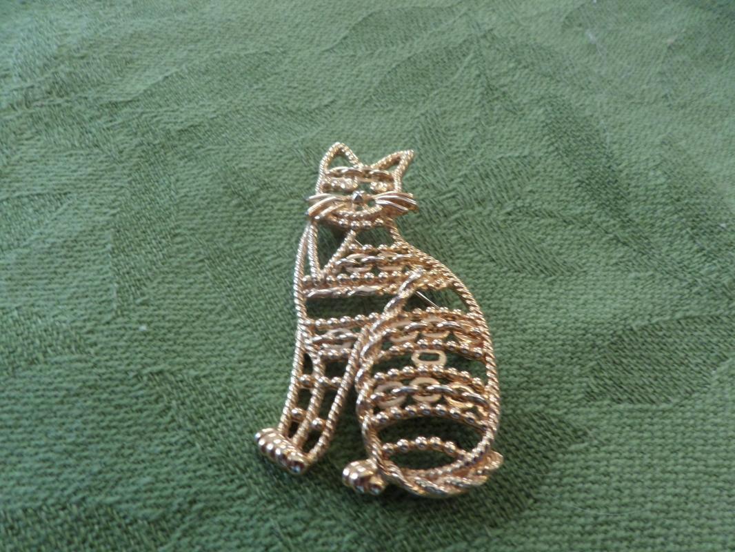 GOLD TONE CAT BROOCH