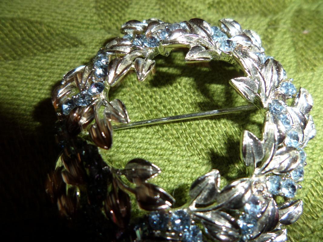 Wreath brooch
