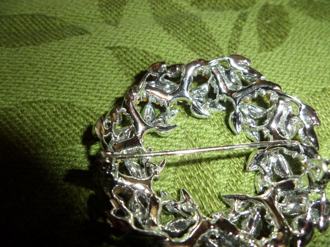 Wreath brooch