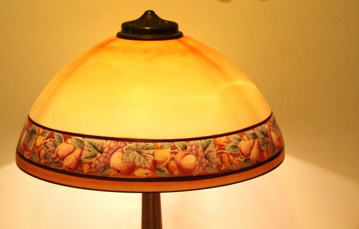 ANTIQUE 1920's GLASS SHADE FRUITS BORDER TABLE LAMP WITH BRASS BASE, unsigned