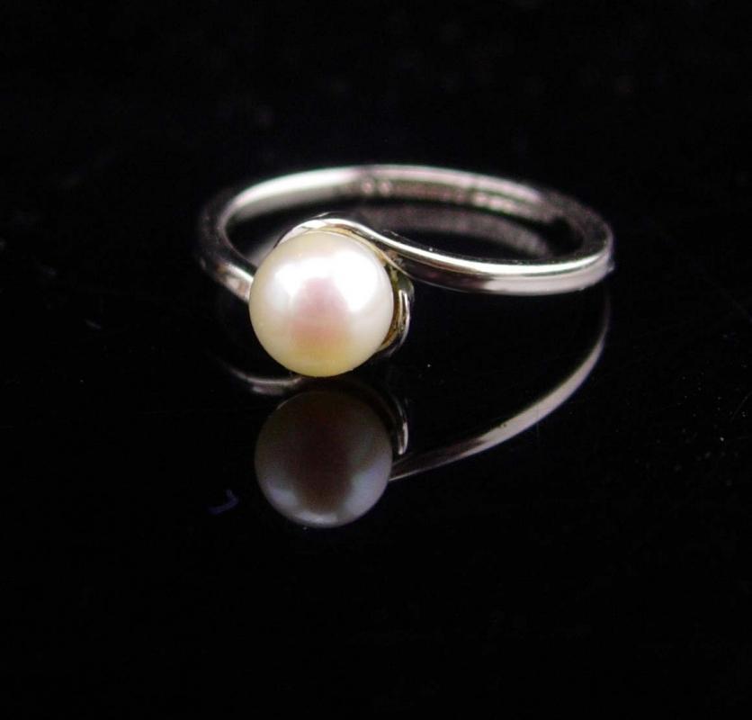 Vintage genuine pearl ring / bridal ring / sterling ladies size 5 / 1st 3rd 30th anniversary / June birthday / Gemini cancer gift