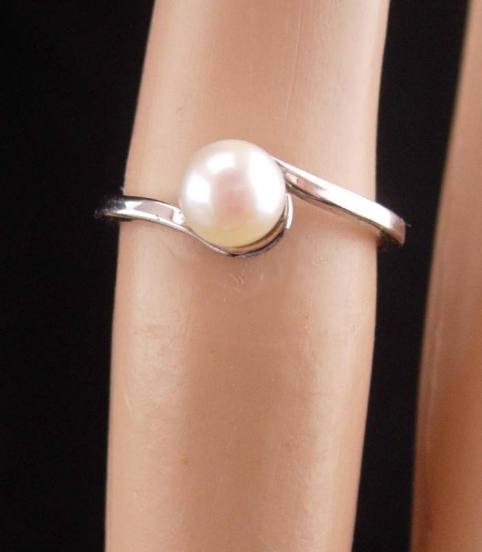 Vintage genuine pearl ring / bridal ring / sterling ladies size 5 / 1st 3rd 30th anniversary / June birthday / Gemini cancer gift