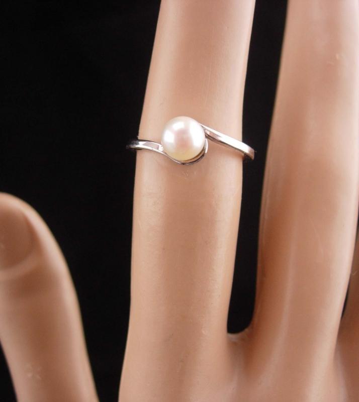 Vintage genuine pearl ring / bridal ring / sterling ladies size 5 / 1st 3rd 30th anniversary / June birthday / Gemini cancer gift