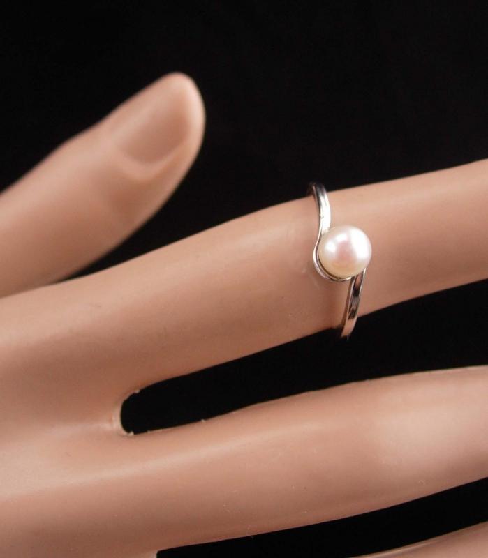 Vintage genuine pearl ring / bridal ring / sterling ladies size 5 / 1st 3rd 30th anniversary / June birthday / Gemini cancer gift