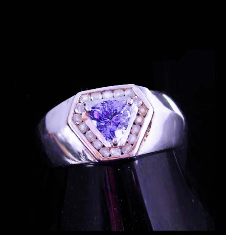 18 Diamonds Ring / Trillion cut Amethyst / Vintage mans or womans band / size 10 / Sterling / purple stone / aquarius birthstone february