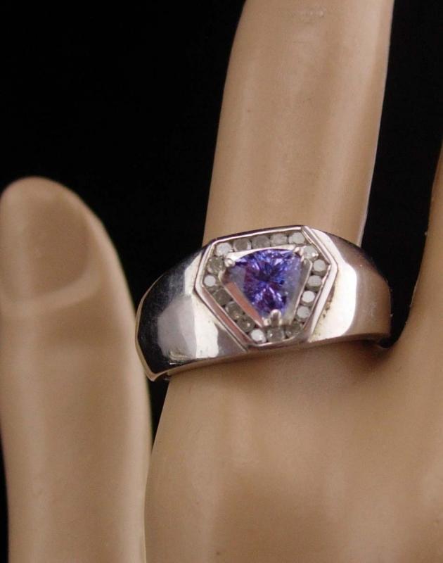 18 Diamonds Ring / Trillion cut Amethyst / Vintage mans or womans band / size 10 / Sterling / purple stone / aquarius birthstone february