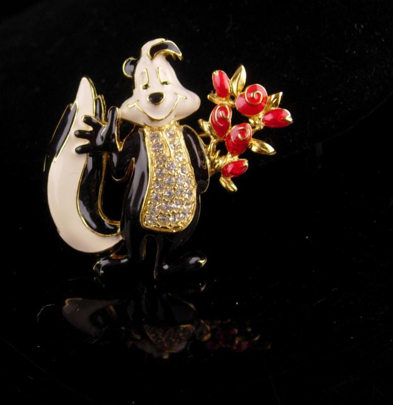 Vintage Skunk Pin / Sweetheart roses brooch / Valentines Animal jewelry / sweetheart jewelry / novelty badger brooch / black red enamel pin